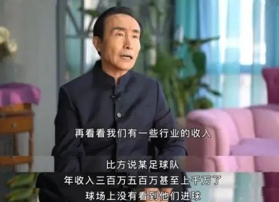 家人在客厅坐下，想听他究竟有什么事情要宣布的时候，他掏出手机，给苏成峰发去了一个视频邀请。